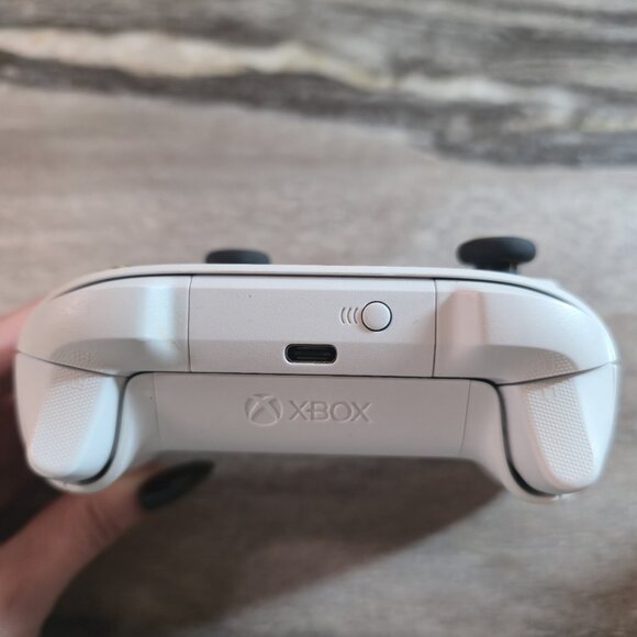 Xbox Wireless Controller – White – Works – Moderate Stick Drift (Read) - Picture 3 of 3